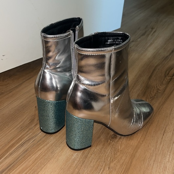 Metallic Silver Ankle Boots w/ Glitter Block Heel – Size 7 - Picture 3 of 5